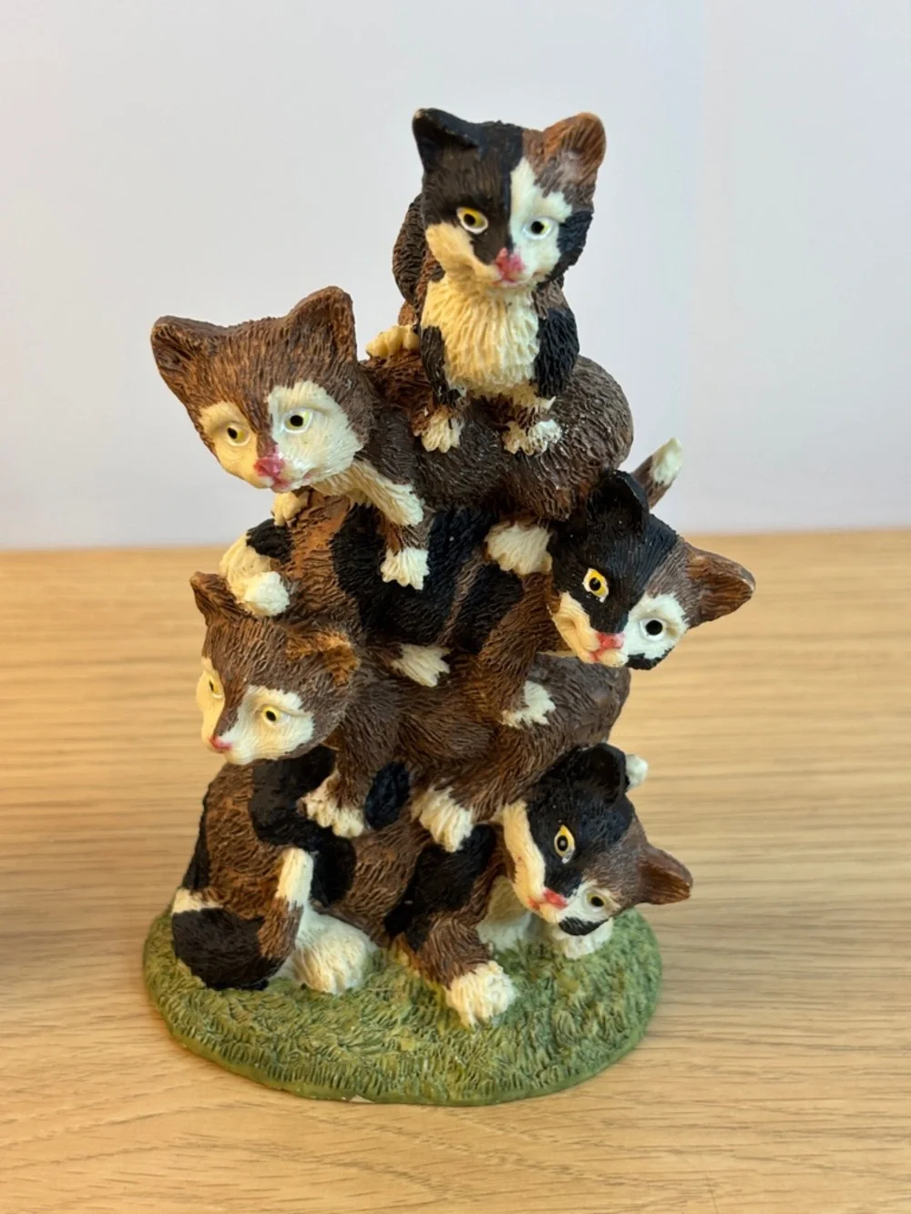 Vintage Stacked Cat Pyramid Resin Figures- Home Accent‎